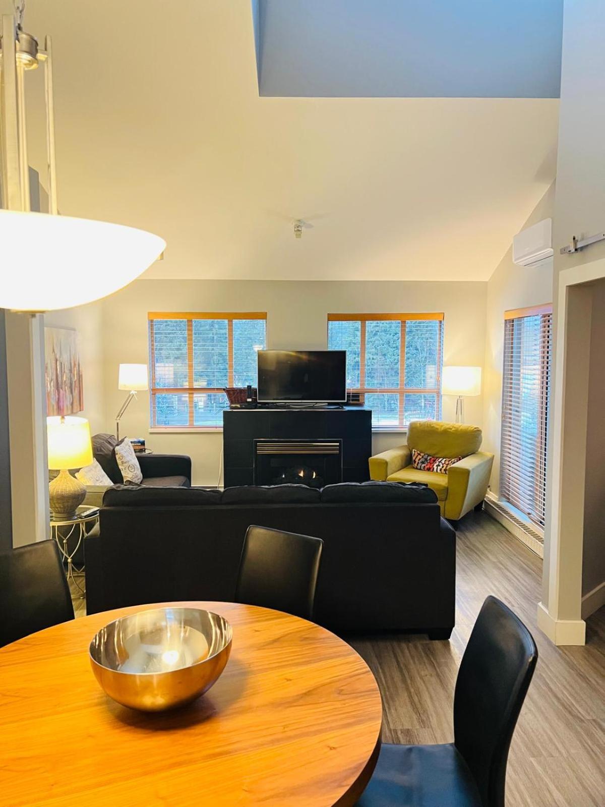 Tyndalstone Lodge 3 Bedroom In The Heart Of Village North Whistler Exterior photo