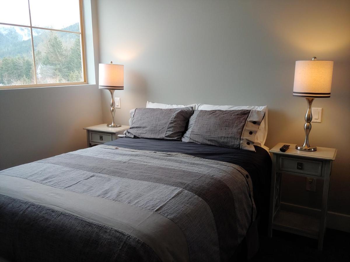 Tyndalstone Lodge 3 Bedroom In The Heart Of Village North Whistler Exterior photo